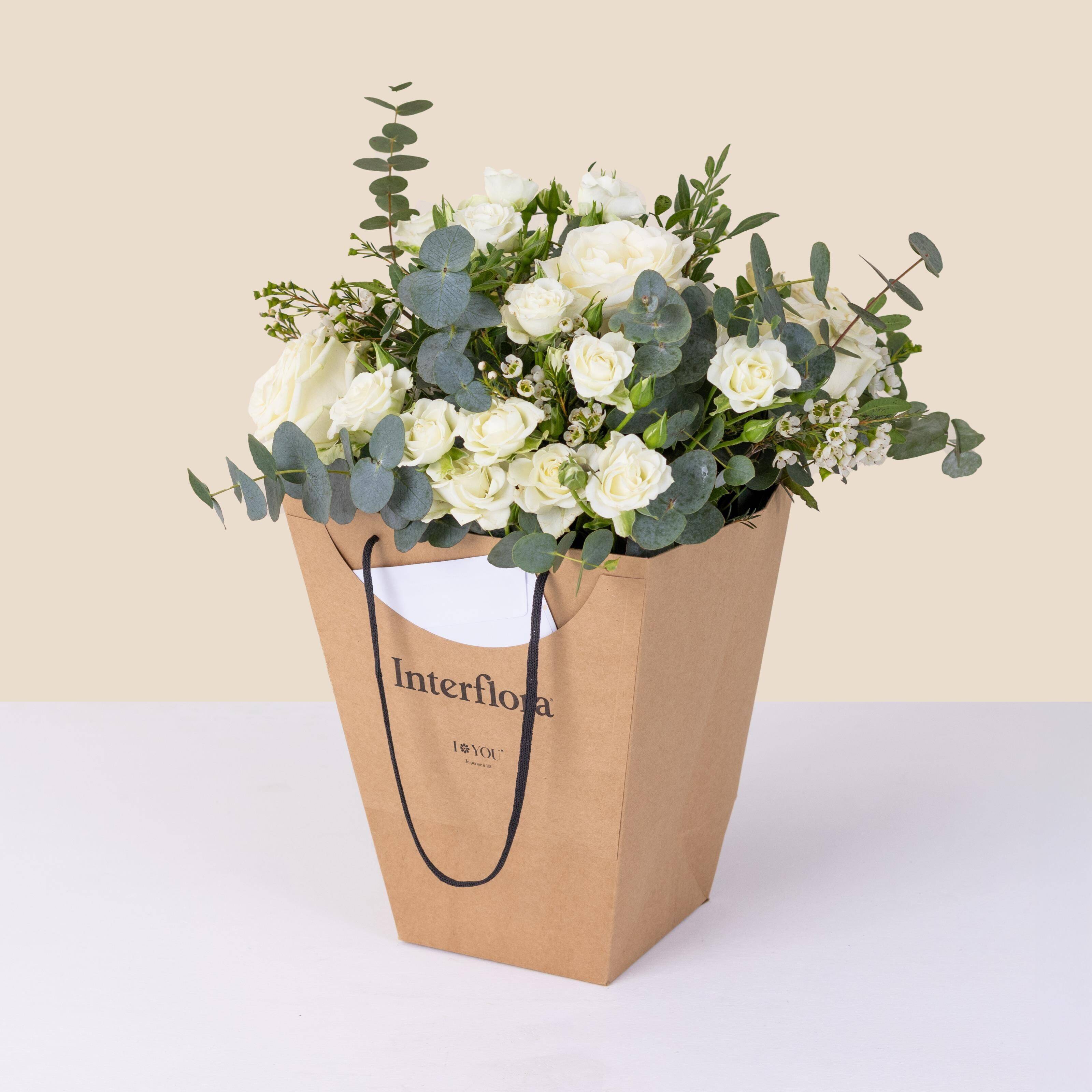 Blumen-Arrangement, Pflanze, Pflanze im Topf, Blumenstrauß, Rose, Blumen-Arrangement, Pflanze, Pflanze im Topf, Blumenstrauß, Rose, Blumen-Arrangement, Pflanze, Pflanze im Topf, Blumenstrauß, Rose, blumen, blumenstrauß, weiße rosen, grünzeug, papiertüte