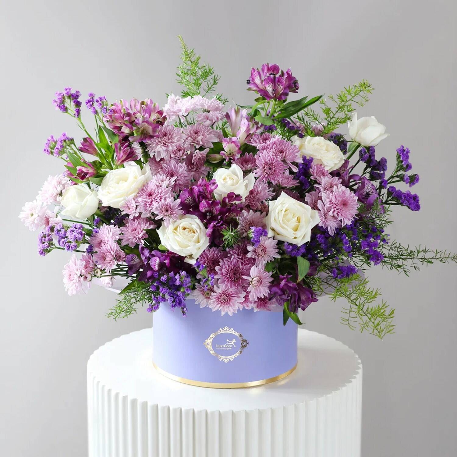 Blume, Blumen-Arrangement, Blumenstrauß, Muster, Rose, Blume, Blumen-Arrangement, Blumenstrauß, Muster, Rose, Blumenarrangement, lila-pinkes Bouquet, weiße Rosen, lila Behälter, Blumenmitte