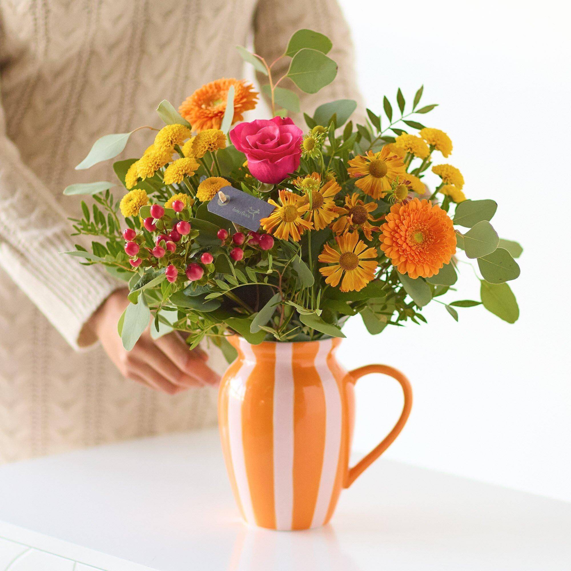 blumen, sträußchen, orange farbiger vaser, gemischte blumen, frisch geschnitten, Blumenstrauß, orangefarbener Vase, Rose, Chrysantheme, Grünzeug, Blumenstrauß, Orangener Vase, gelbe Blumen, rosa Rose, grünes Laub