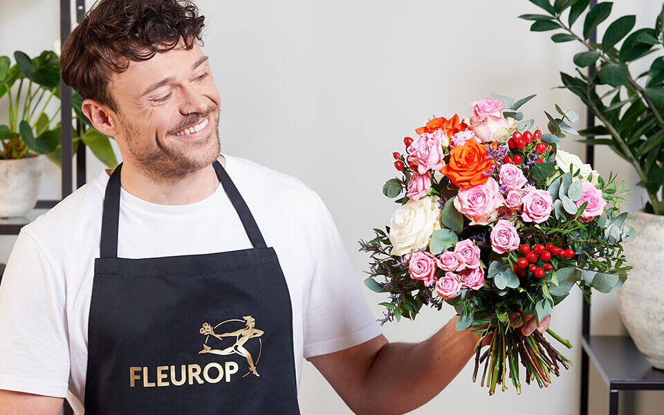 Florist mit Strauß