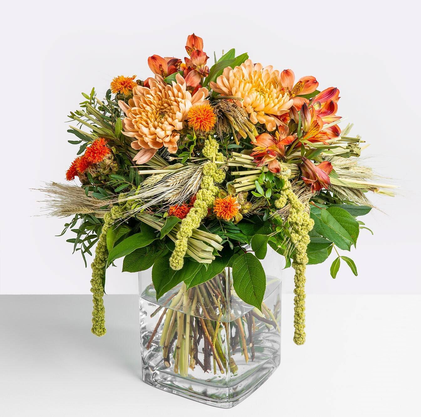 Blume, Blumen-Arrangement, Pflanze, Blumenstrauß, Florales Design, Blumenstrauß, Blumenarrangement, Orangefarbene Blüten, Grünpflanzen, Glassvase, Blumenstrauß, getrocknete Blumen, orangefarbene Chrysanthemen, Grünzeug, Glassvase