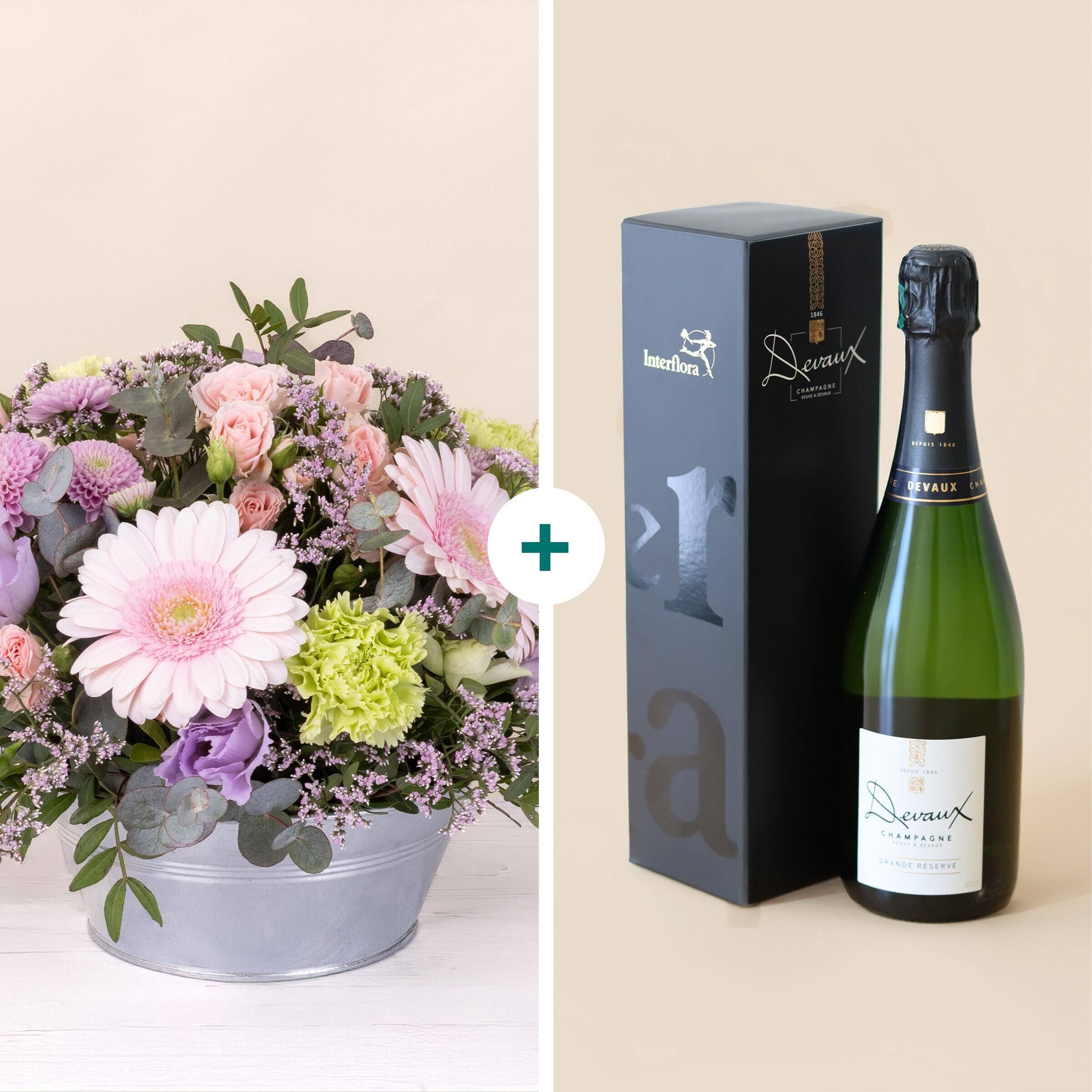 Flasche, Weinflasche, Blume, Blumen-Arrangement, Blumenstrauß, Flasche, Weinflasche, Blume, Blumen-Arrangement, Blumenstrauß, Flasche, Weinflasche, Blume, Blumen-Arrangement, Blumenstrauß, blumen, sträuße, pinkfarbene blumen, grünpflanzen, metallvase