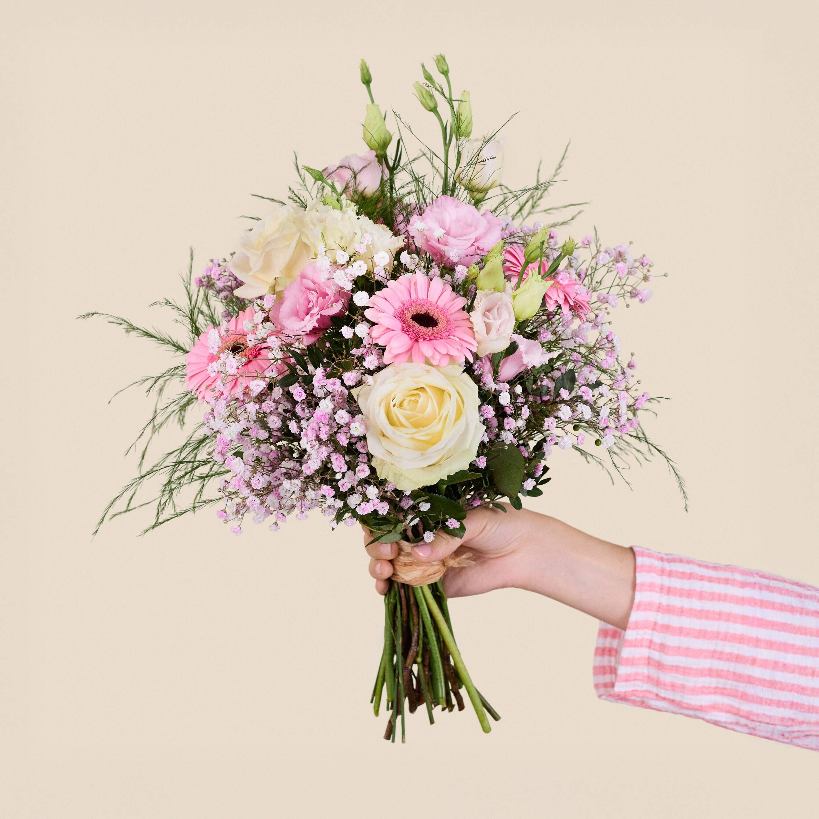 Blumenstrauß, rosa weiße Rosen, Gerbera, Pastellfarben, in der Hand gehaltenes Bouquet, blumen bouquet, pink weiß gelb, hand strauß, blumenarrangement, rosen gerbera