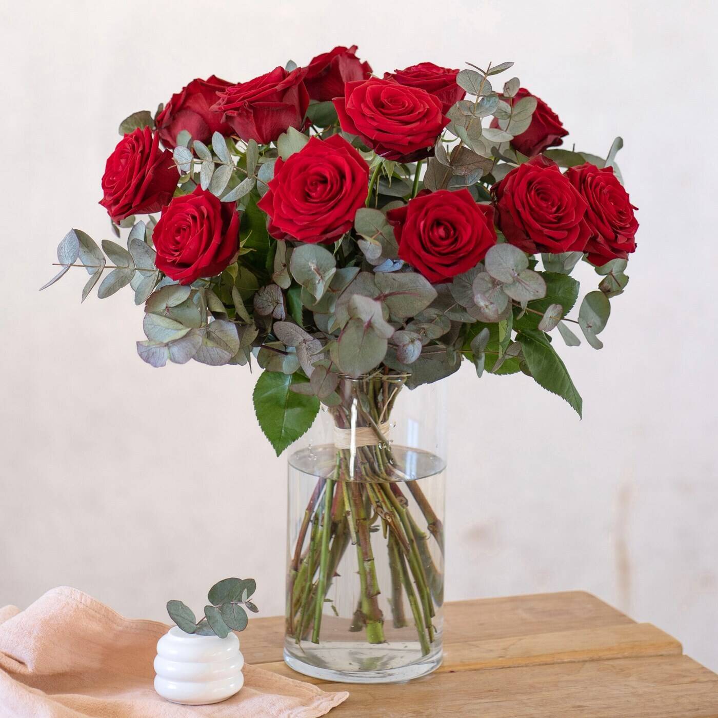 Blume, Blumen-Arrangement, Rose, Blumenstrauß, Florales Design, Blume, Blumen-Arrangement, Rose, Blumenstrauß, Florales Design, Blume, Blumen-Arrangement, Rose, Blumenstrauß, Florales Design, rote rosen, rosen bouquet, Blumenstrauß, Eukalyptus, Glasvase