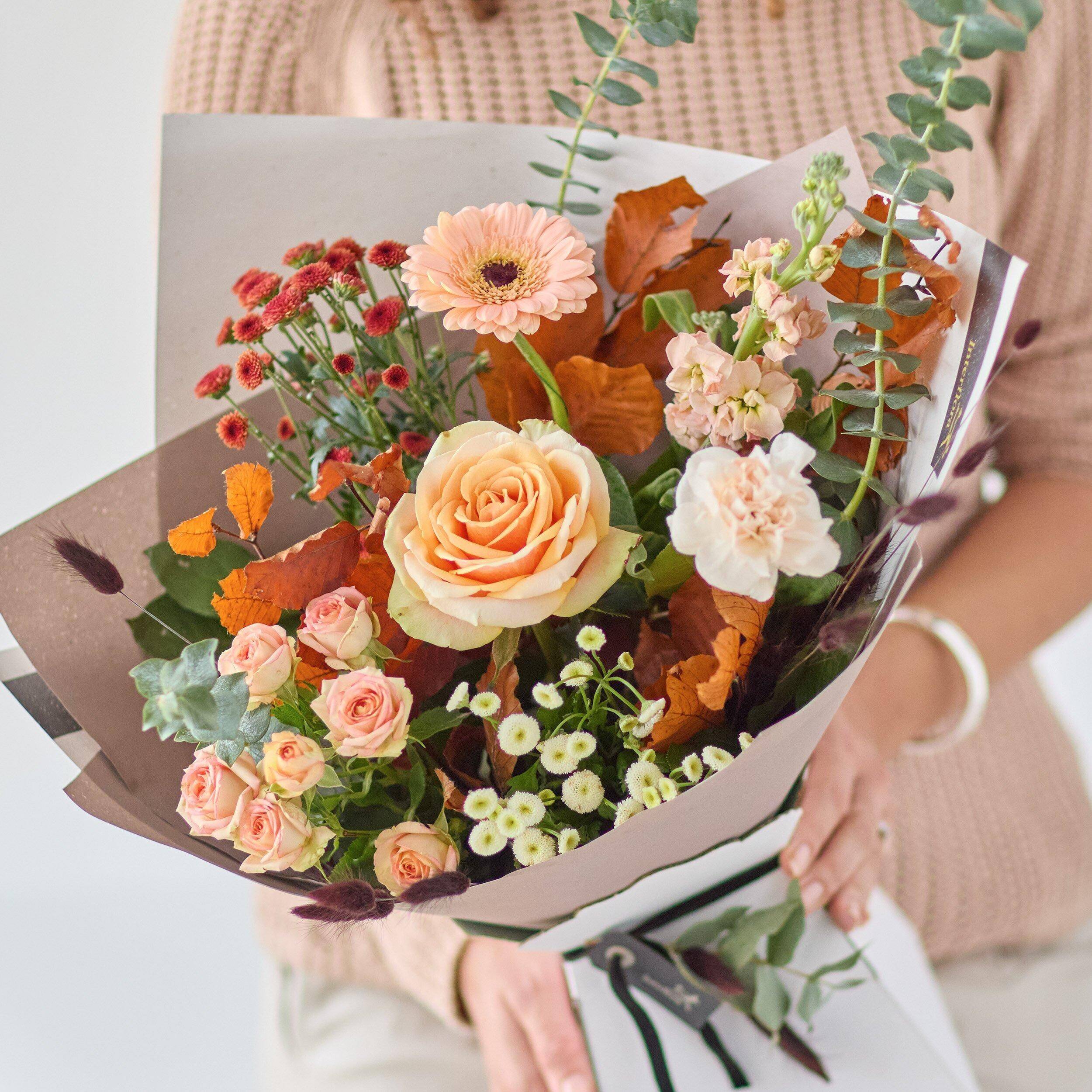 Blumenstrauß, Blumen, Rosen, Pfirsich, Pastell, blumen, strauß, pfirsich farbene rosen, gemischter strauß, verpackungspapier, Blumenstrauß, Blumen,  Pfirsichfarben Rosen, gemischter Strauß, Blumengesteck