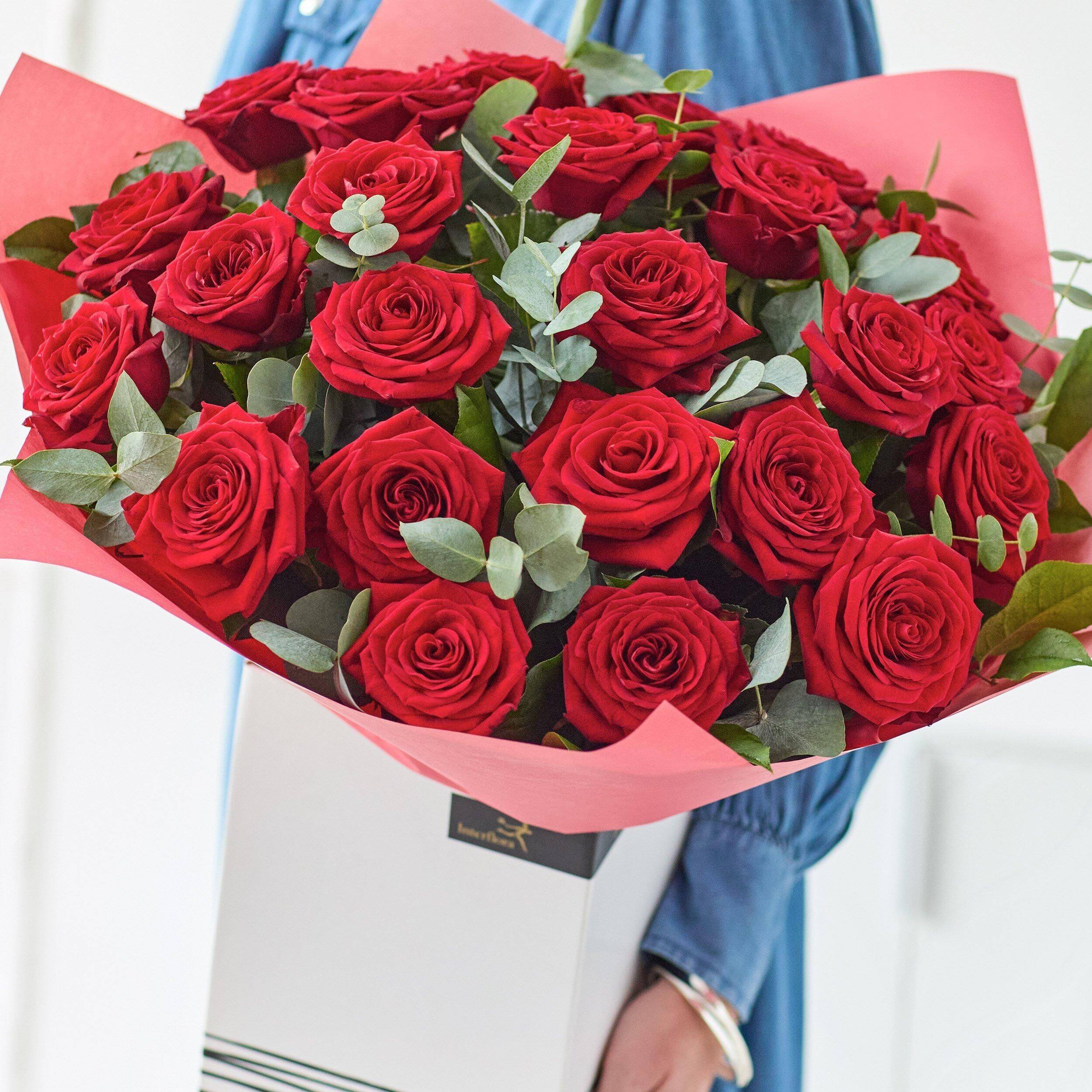 rote Rosen, Blumenstrauß, Rosenblüten, Geschenk, rosa Verpackung, rote rosen, Blumenstrauß, Rosenstiele, Verpackungspapier, Grünes Laub, rosenstrauß, rote rosen, Blumenstrauß, Blumenarrangement, Grünzeug, blumen, rosen, strauß, rot, geschenk