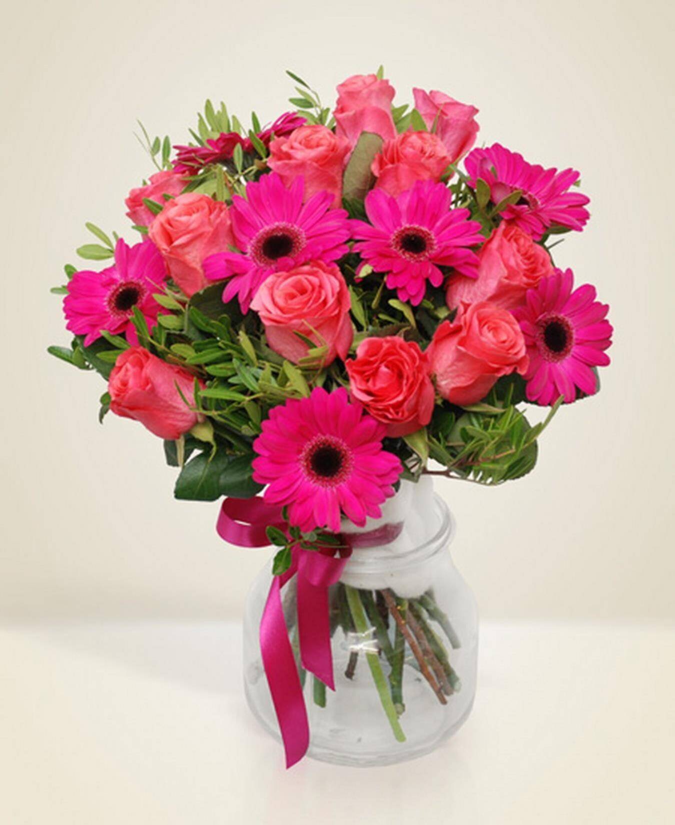 Blumenstrauß, rosa Rosen, Gerbera-Gänseblümchen, Glassvase, rosa Schleife, Blumenstrauß, Pinke Blumen, Glasvase, Rosen, Gerbera
