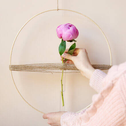 fertiges Ergebnis der DIY-Bastelanleitung für einen Blumenring mit Pfingstrose