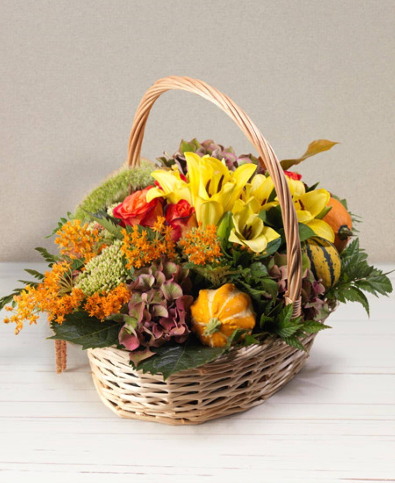 Blumenkorb, Herbststrauß, gelbe Lilien, Kürbisse, Weidenkorb, Blumenkorb, Herbststrauß, gelbe Lilly, Kürbisse, gewebter Korb, korb, Blumenarrangement, Kürbisse, gelbe Lilien, orange Blüten