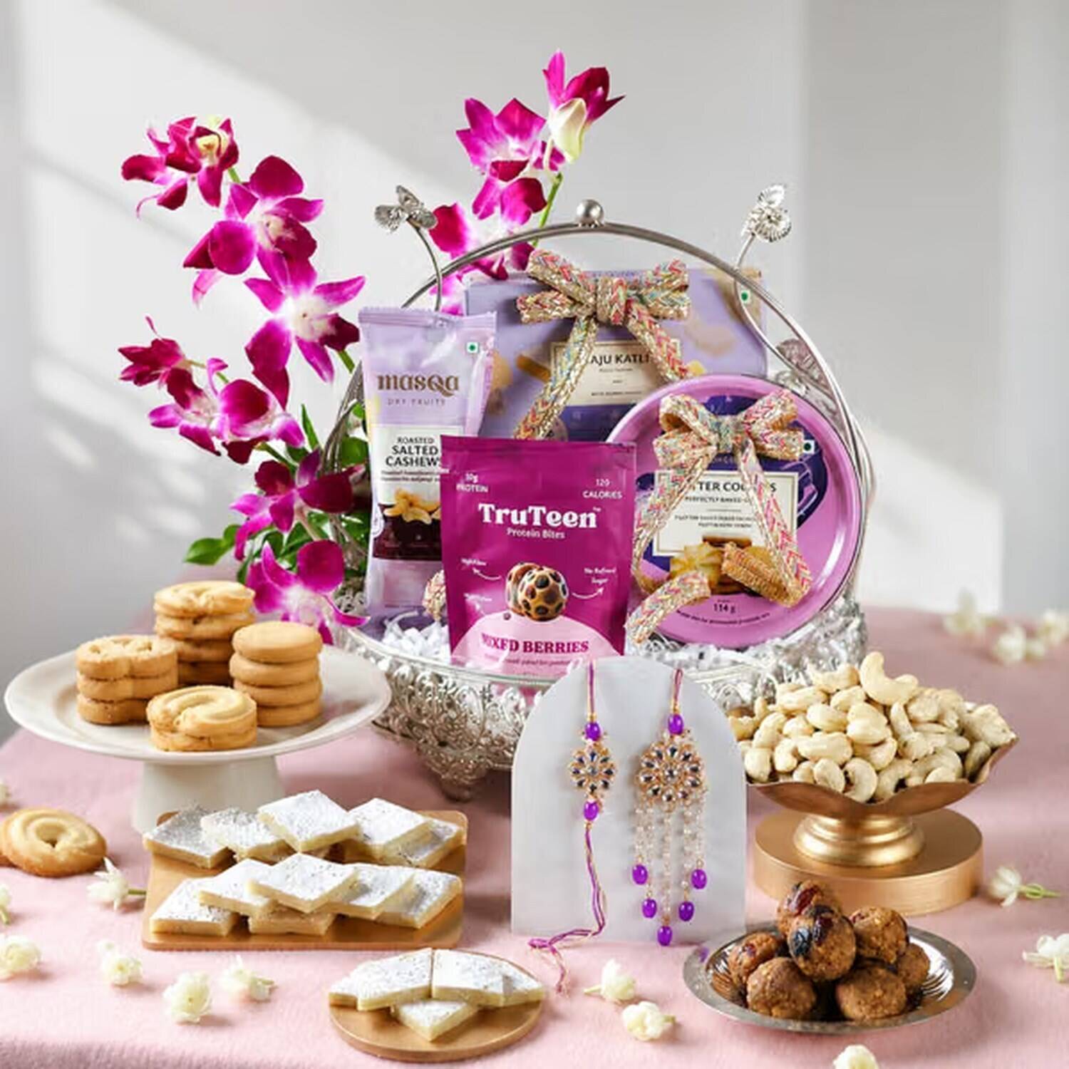 snacke mix, gemischte nüsse, kekse, schmuckdisplay, geschenkkorb, verschiedene snacks, Keksplatte, Nüsse, Blumenarrangement, Schmuckdisplay, Geschenkkorb, Snacks, gemischte Nüsse, Kekse, Schmuckdisplay
