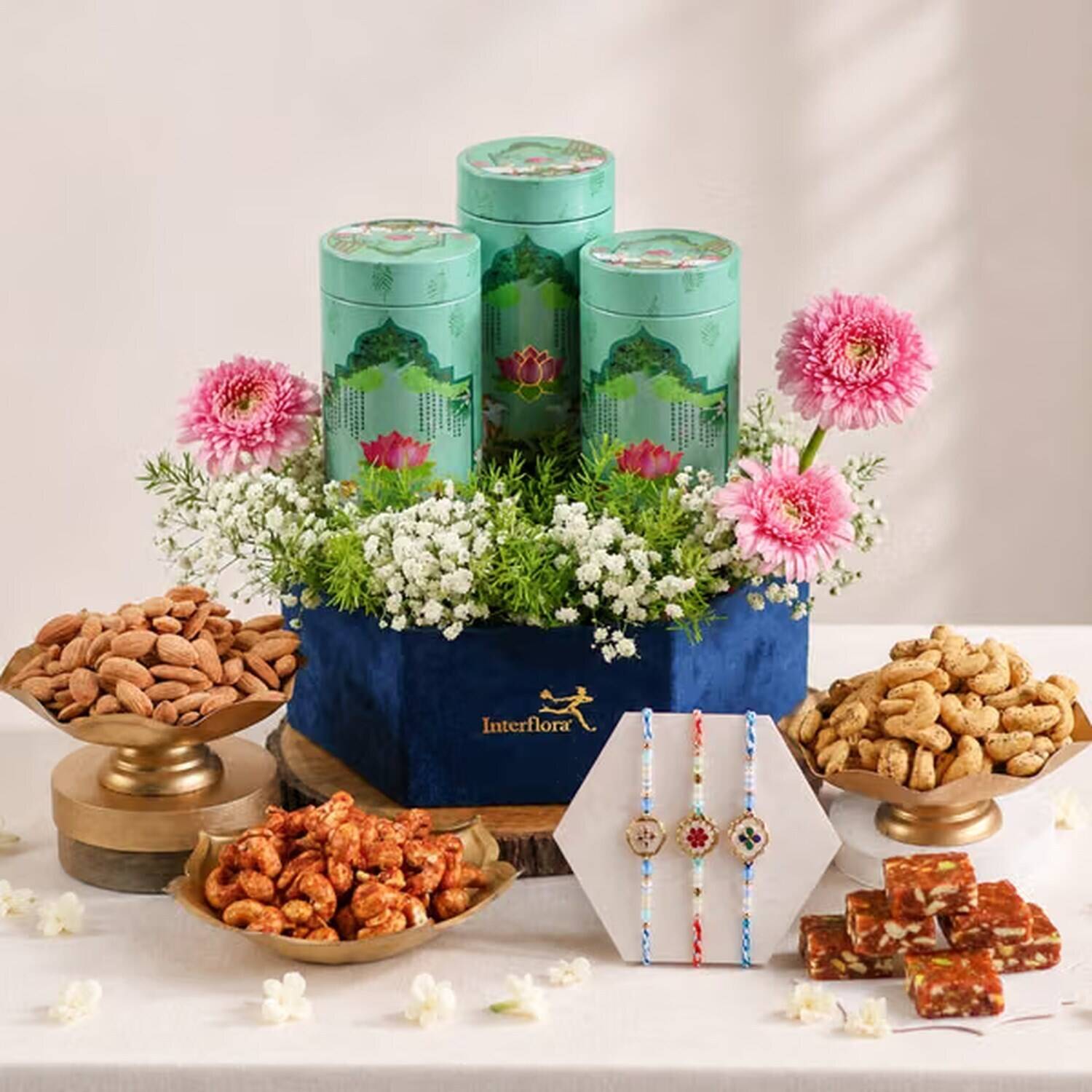 Blumenarrangement, Geschenkebox, Teedosen, Mandeln, Süßigkeiten, Blumenarrangement, grüne Dosen, Cardamomendose, Jubelblumen, Mandeln, Teedosen, Blumenarrangement, Mandeln, Süßigkeiten, Armbänder, blumen, geschenkbox, nüsse, lokum, verpackte dose