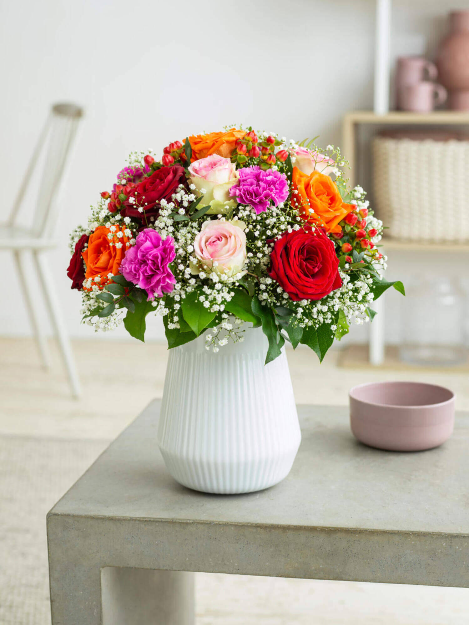 Blumenstrauß, Rosen, Baby-Breath, weiße Vase, Tablettendekoration