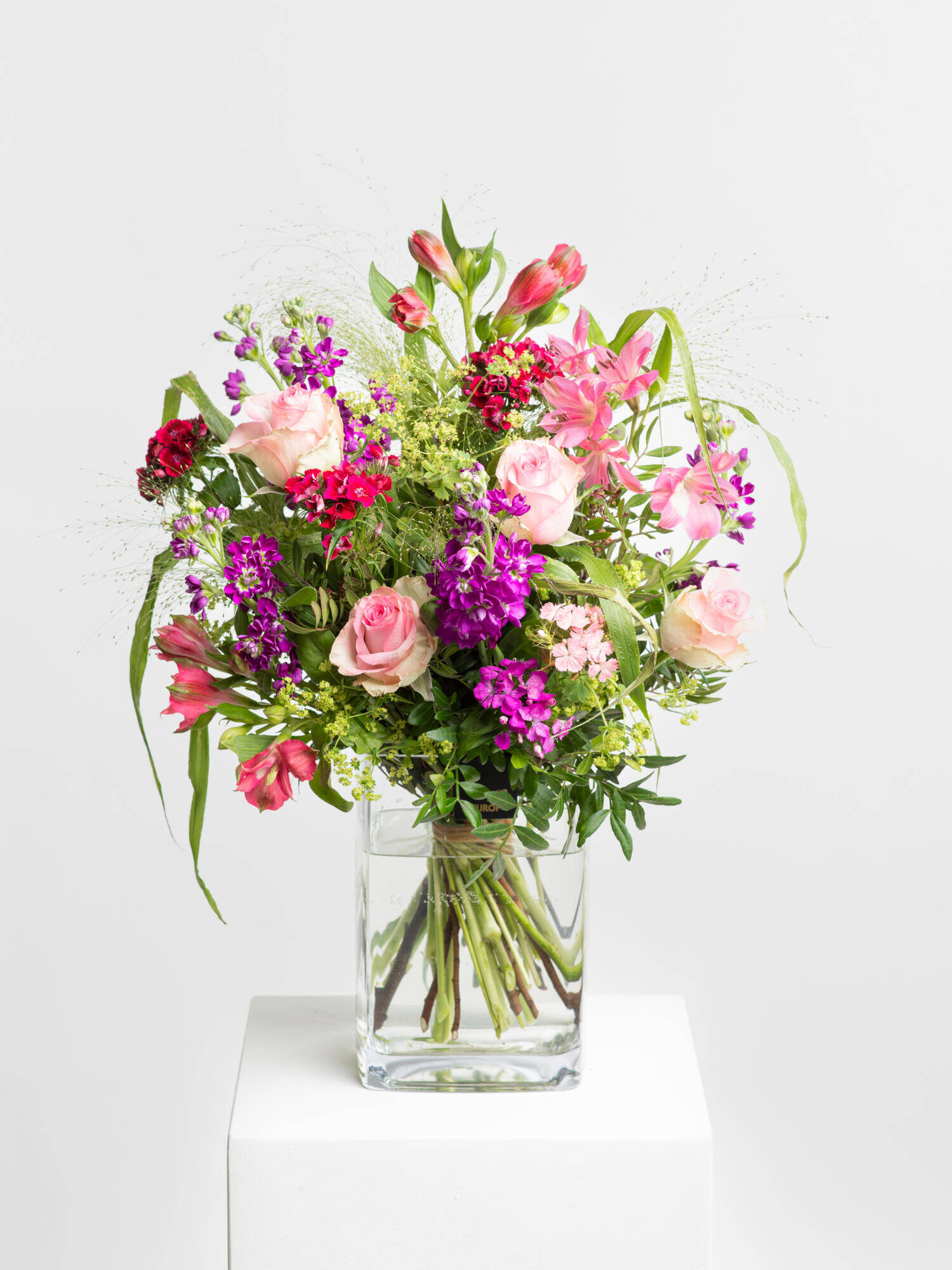 Sonnige Hoffnung - Hauptblüte: Alstromerien, Levkojen, Rosen - Hauptfarbe: Rosa, Rot, Violett