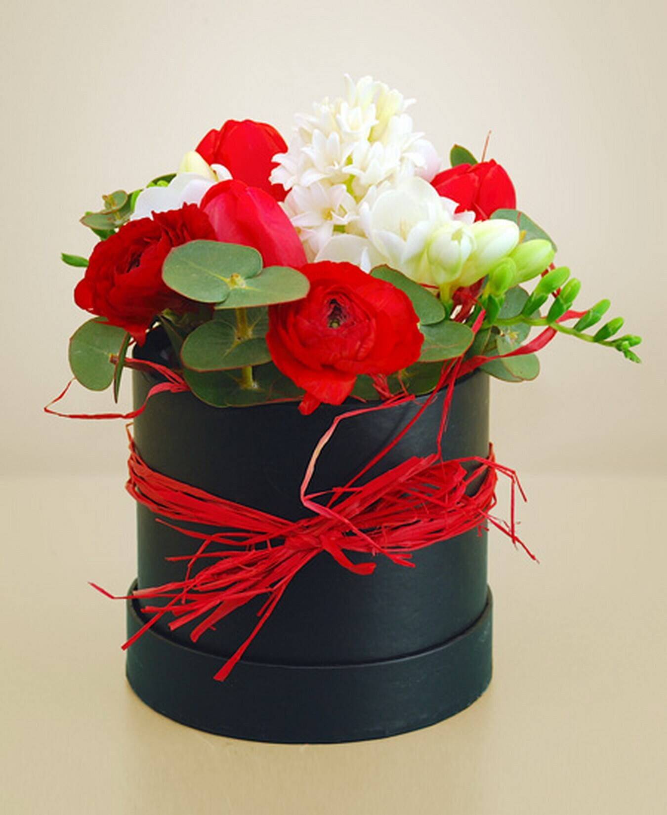 blume, blumenstrauß, rot, weiß, hutschachtel, Blumenarrangement, rote Blumen, weiße Blumen, schwarze Geschenkschachtel, Geschenkebox, blumenstrauß, rote blumen, weiße blumen, grüne blätter, hutbox vasen