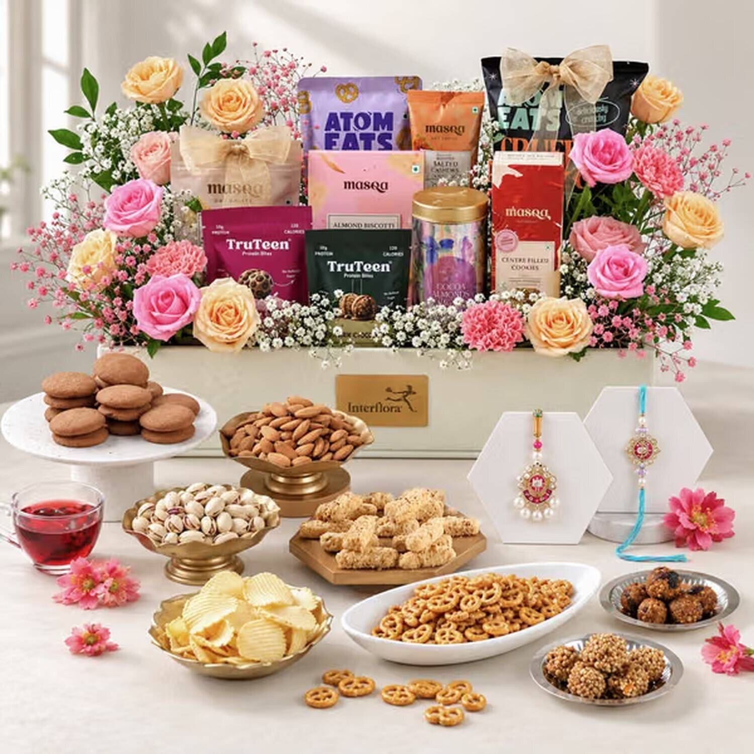 Geschenkkorb, buntes Snackpaket, Kekse, Nüsse, Blumen, Geschenktablett, ausschnittsnacks, Kekse, Nüsse, Blumenarrangement, Geschenkkorb, anspruchsvolles naschwerk, Blumen, Kekse, Schmucksäule, Geschenkkorb, Schokolade, Kekse, Nüsse, Blumen