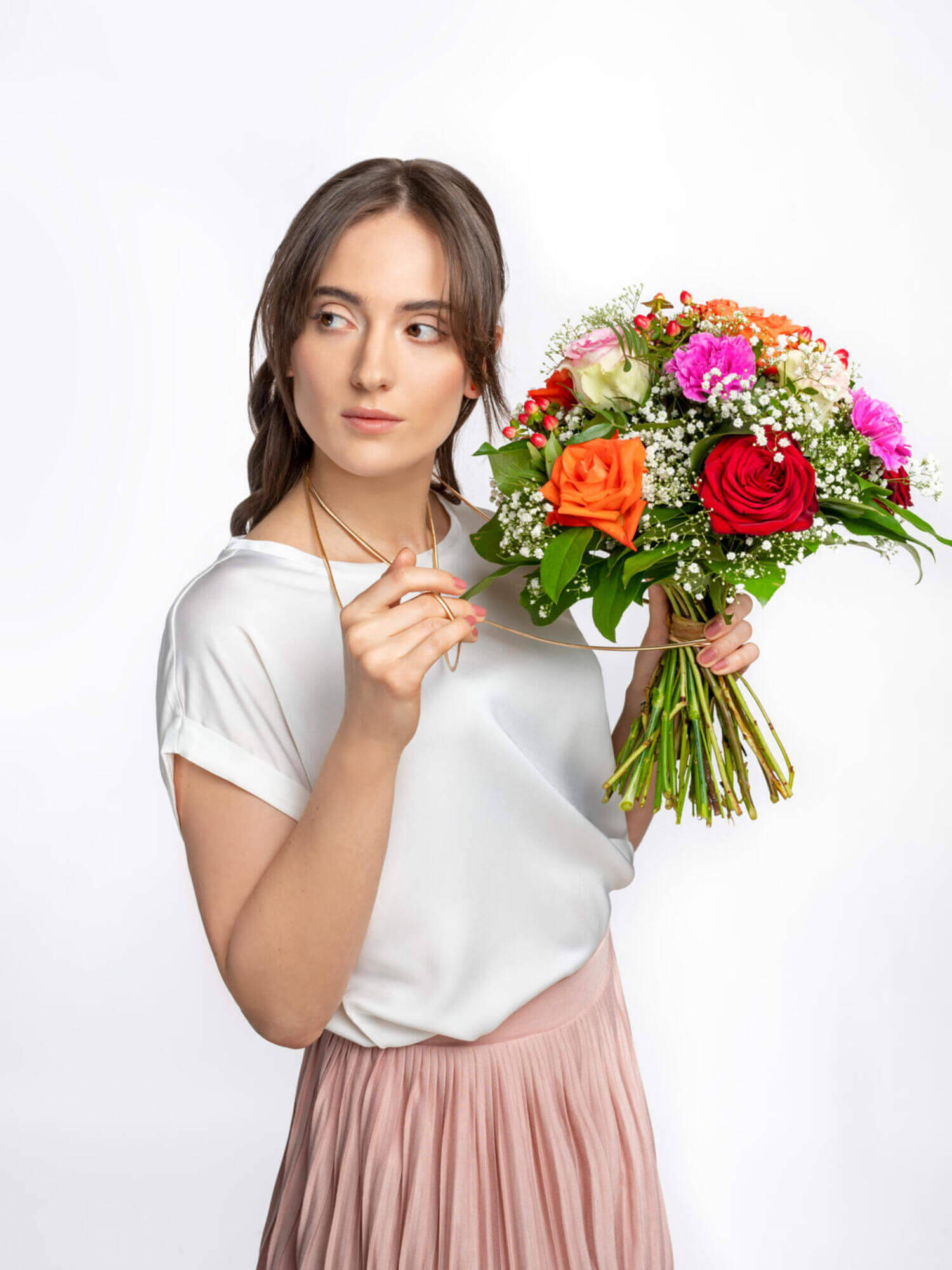 frau, blumenstrauß, blumen, kleid, weiße top