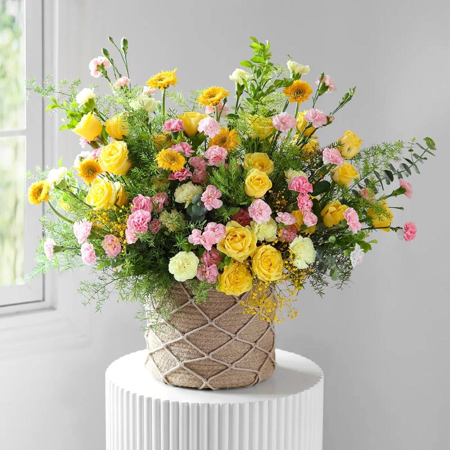 Blumenstrauß, gelbe Rosen, pinke Nelken, Sonnenblumen, Korb-Arrangement, Blumenarrangement, Gelb Rosa Weiß, Korb, Rosen, Gartenblumen,  Blumenarrangement, gelbe Rosen, rosa Nelken, Korb, Grünzeug