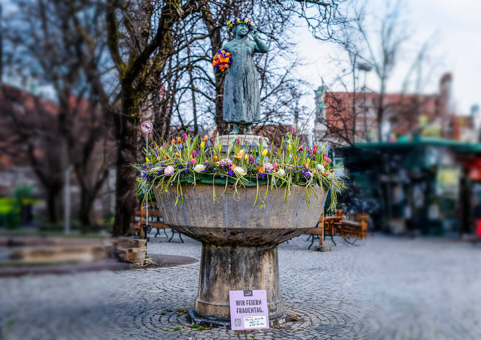 Liesl Karlstadt Denkmal München mit Blumen geschmückt