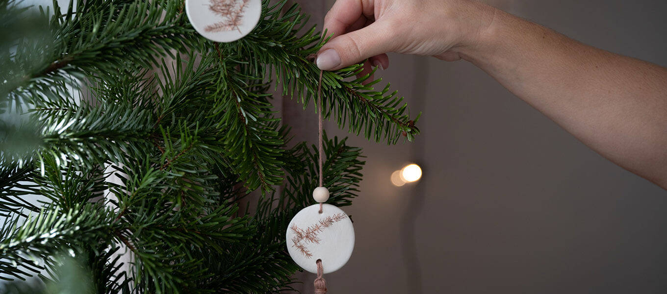 Fertige Weihnachtsdeko mit Weihnachtsanhänger