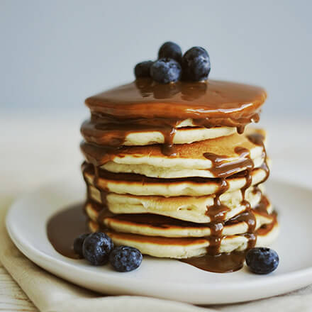 Pancakes mit Schokosauce und Blaubeeren