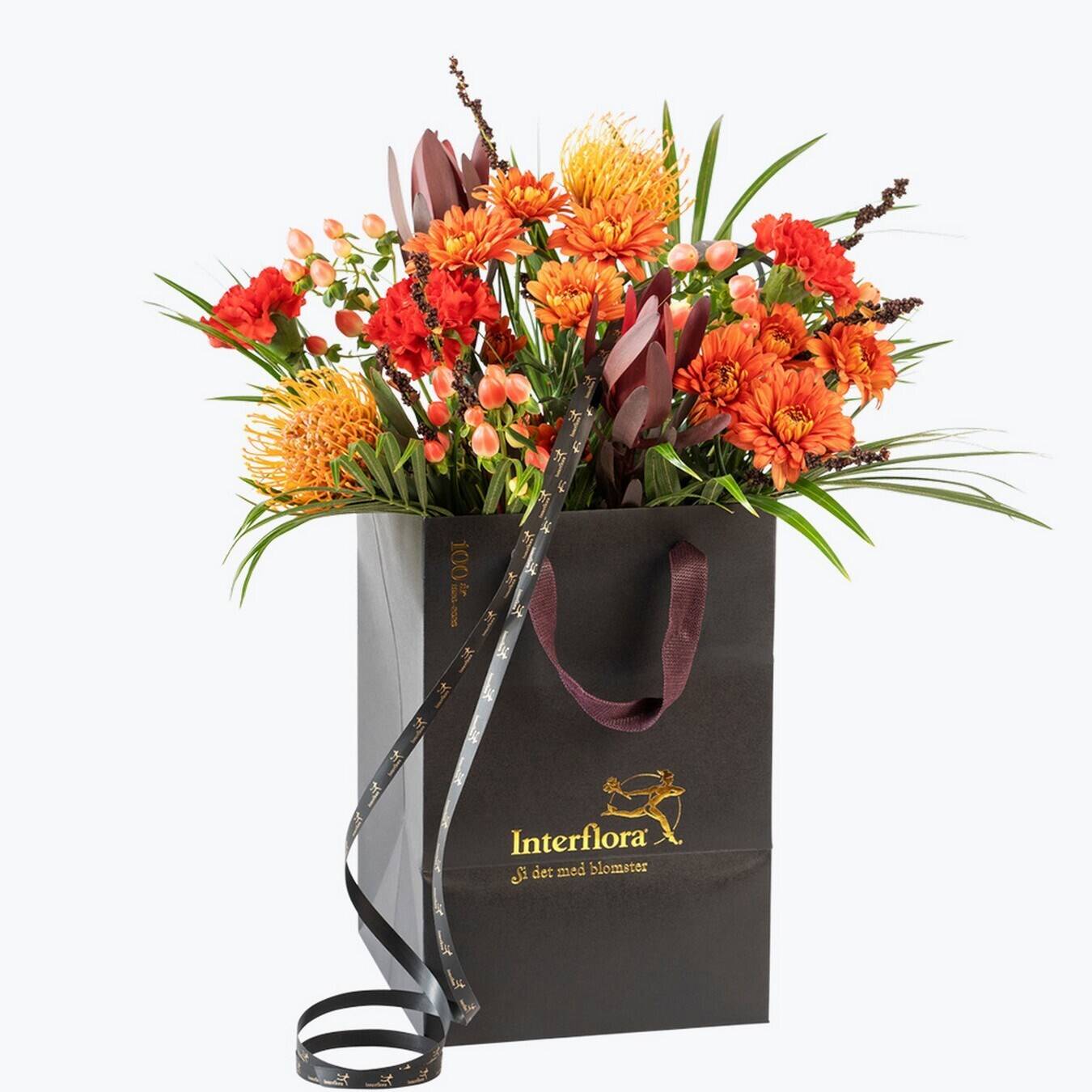 Blume, Blumen-Arrangement, Pflanze, Blumenstrauß, Rose, Blume, Blumen-Arrangement, Pflanze, Blumenstrauß, Rose, Blumenarrangement, orange Blüten, Geschenkbeutel, Interflora, Blumenstrauß