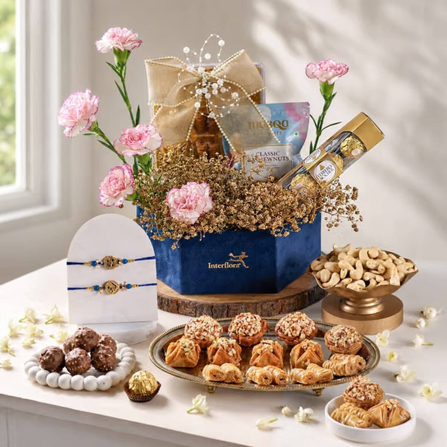 Geschenkbox, Blumengesteck, gemischte Nüsse, Schokoladenleckereien, Gebäckauswahl, geschenkbox, Blumenarrangement, gemischte Leckereien, Nüsse, Kekse, geschenkbox, Geschenkkorb, Blumen, Nüsse, Mehlspeisen, geschenk, korb, blumen, nuesse, gebaekk