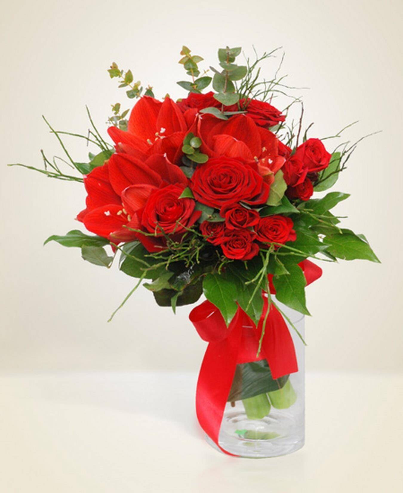 blumen, Blumenstrauß, rote Rosen, Glasvase, Grünzeug, rote Rosen, Blumenstrauß, Glasvase, Grünes Blattwerk, rote Schleife, rote Rosen, Rosenstrauß, Glasvase, Grünpflanzen, rotes Band