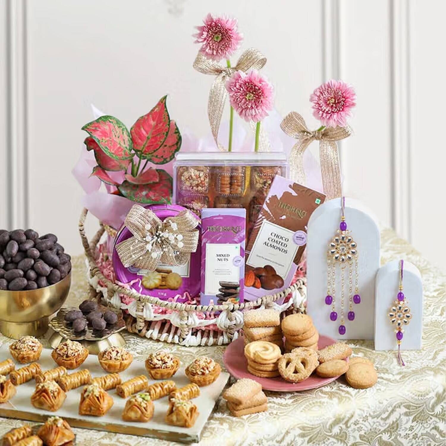 bunte schokoladen, keksteller, gemischte nüsse, blumen deko, geschenkkorb,  assortierte schokolade, snackenauswahl, gebäcksortiment, geschenkkorb, einfache blumen, Gemischte Snacks, Geschenkkorb, Schokolade, Kekse, Blumen