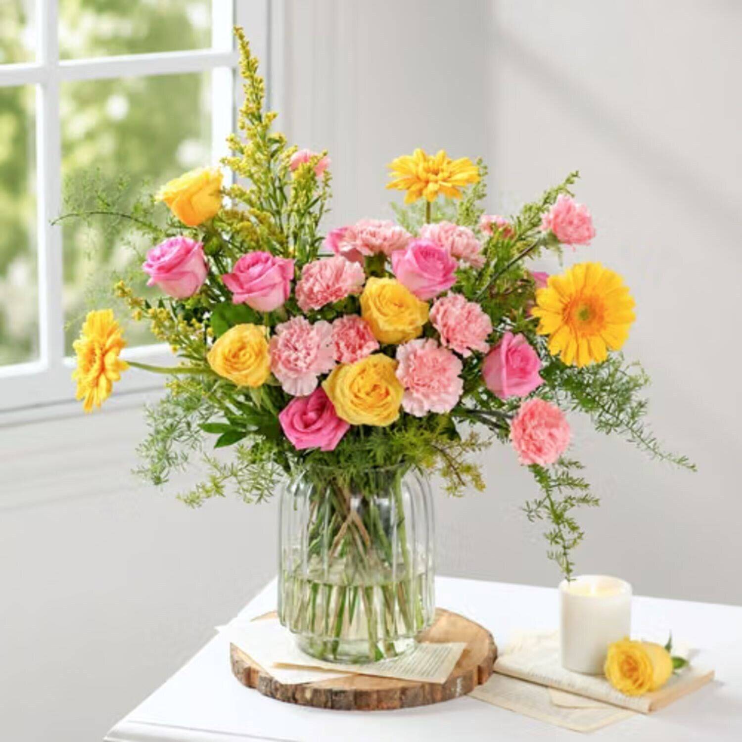 Blumenstrauß, rosa gelb orange, Glasvase, Blumenarrangement, Holzscheibe Tischdeko, blumenstrauß, rosa rosengewächse, gelbe blumen, glasvase, blumengesteck, blumen arrangement, gemischter strauß, rosen, näkler carnations, glasvase