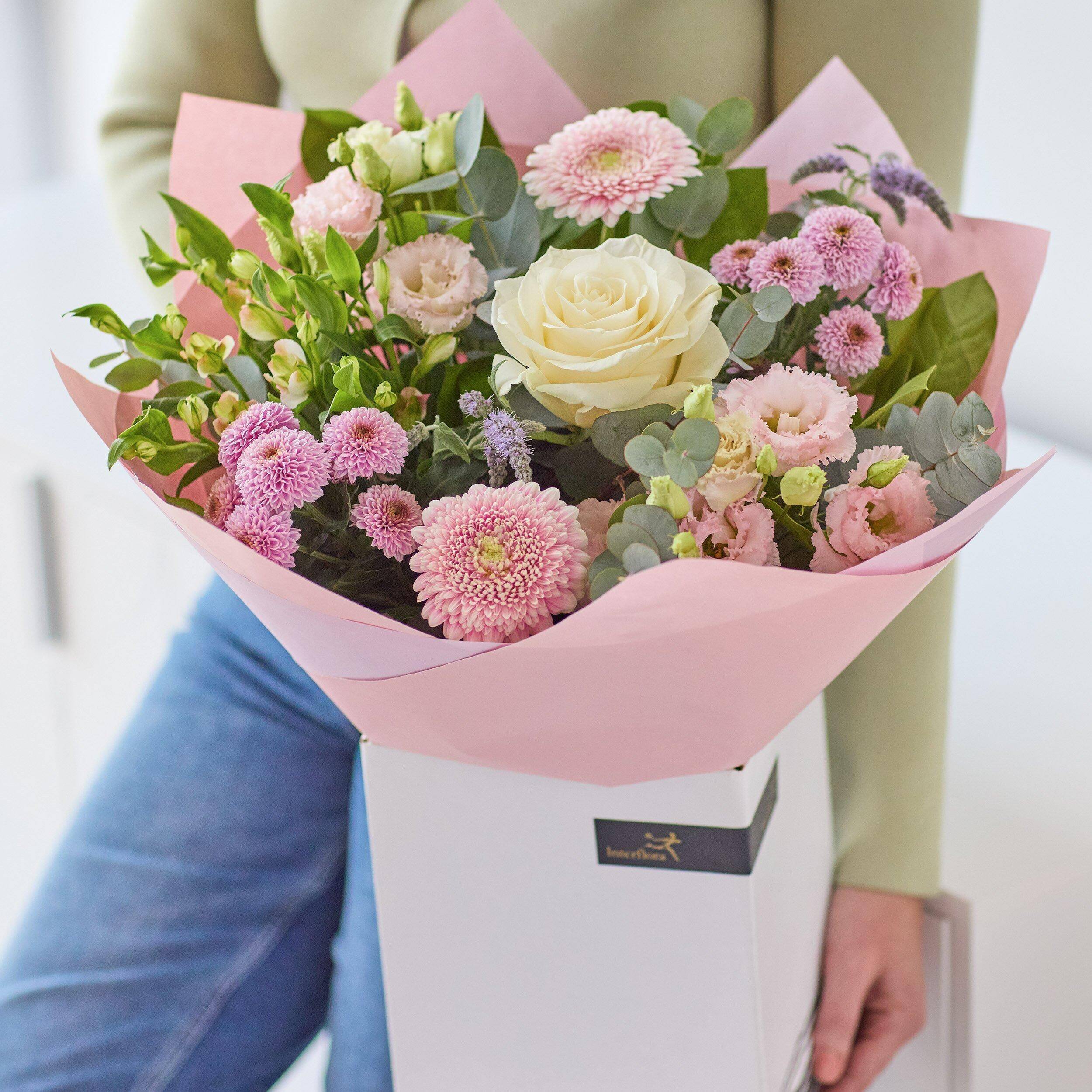 Blumenstrauß, rosa Blumen, weiße Rose, rosa Verpackung, Grünes Laub, blumen, blumenstrauß, rosa, weiß, verpackung, blumenstrauß, rosen-weiß?, pink farben?, grünem blätter, rosa verpackung, Blumenstrauß, rosa Blüten, weiße Rose, Grünes Laub, Geschenkbox