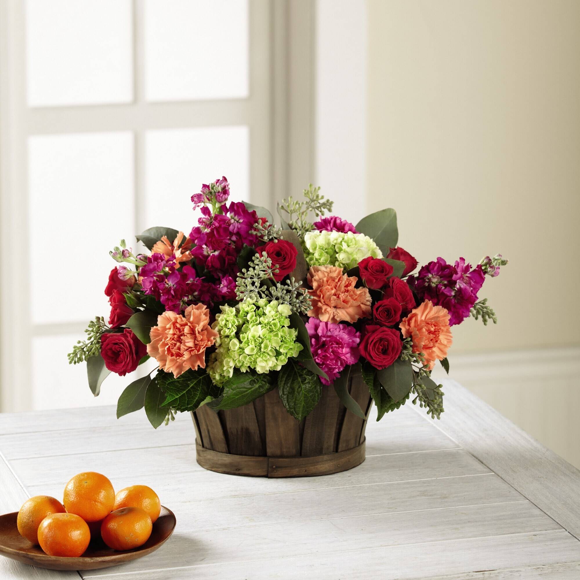 Blume, Bouquet, Arrangement, Hortensie, Orange, Blumenstrauß,  Florale Anordnung, bunte Blumen, Holzkorb, Tischdeko, Blumenarrangement, Korb, Tischmittelstück, bunte Blumen, Orangen