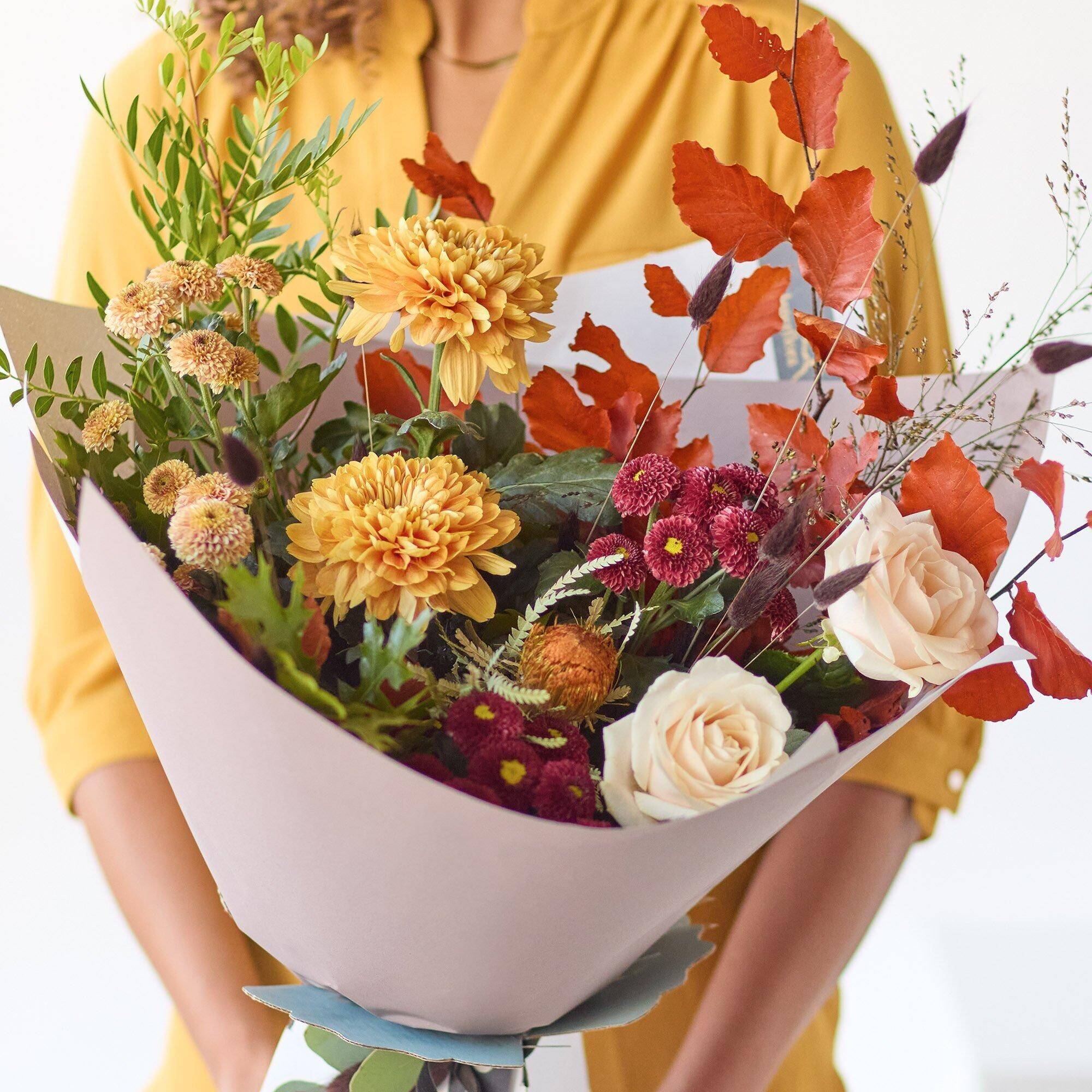 Blumenstrauß, getrocknete Blätter, Orange Chrysanthemen, Rosen, Grünes Laub, blumenstrauß, bouquet, blumenarrangement, herbstfarben, rose, Blumenstrauß, Blumen, Herbstfarben, getrocknete Stiele, Verpackungstrau