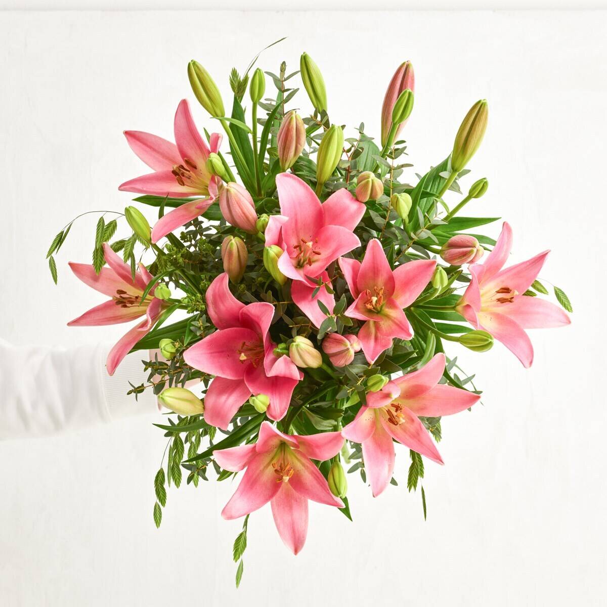 rosa Lilien, Blumenstrauß, Lilienblüten, grünes Blattwerk, Blütenanordnung