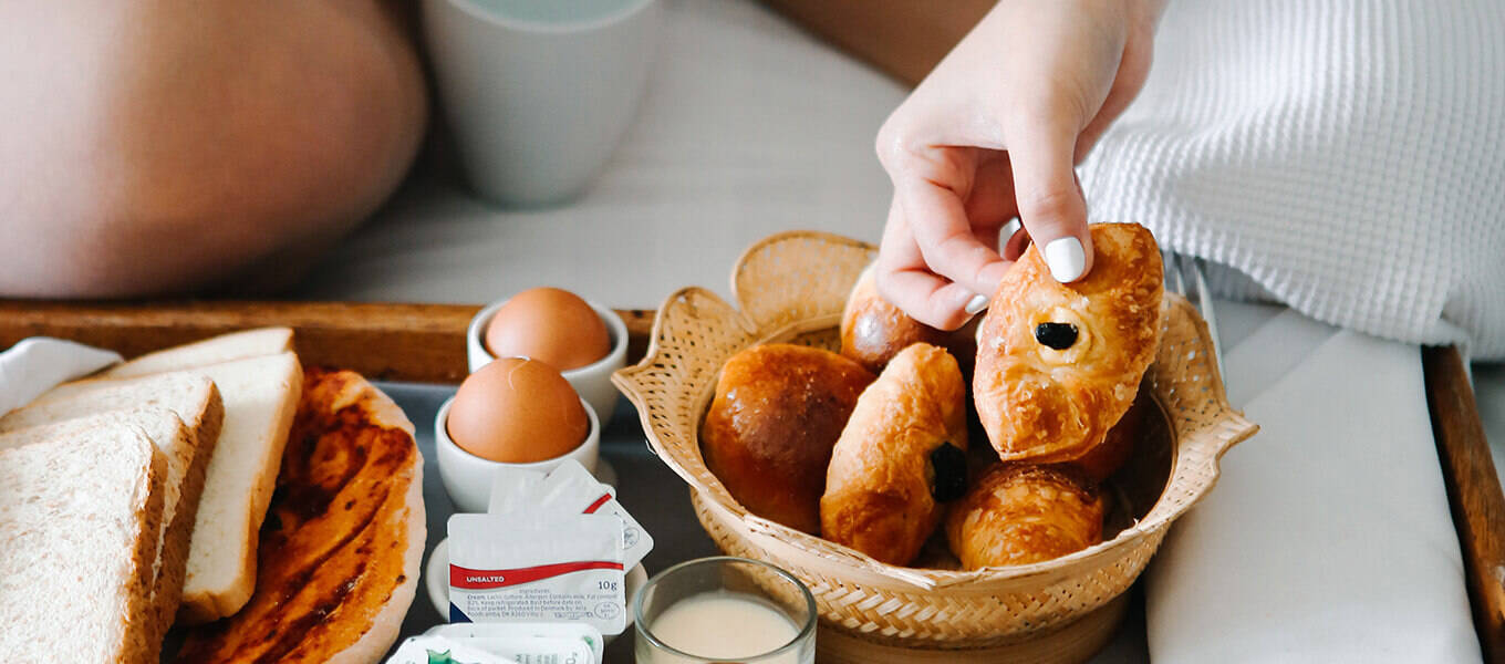 Frühstücksarrangement auf Tablett