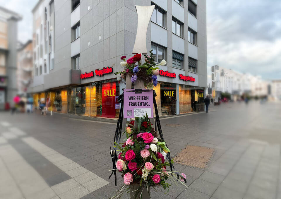 Bertha von Suttner Bonn mit Blumen geschmückt