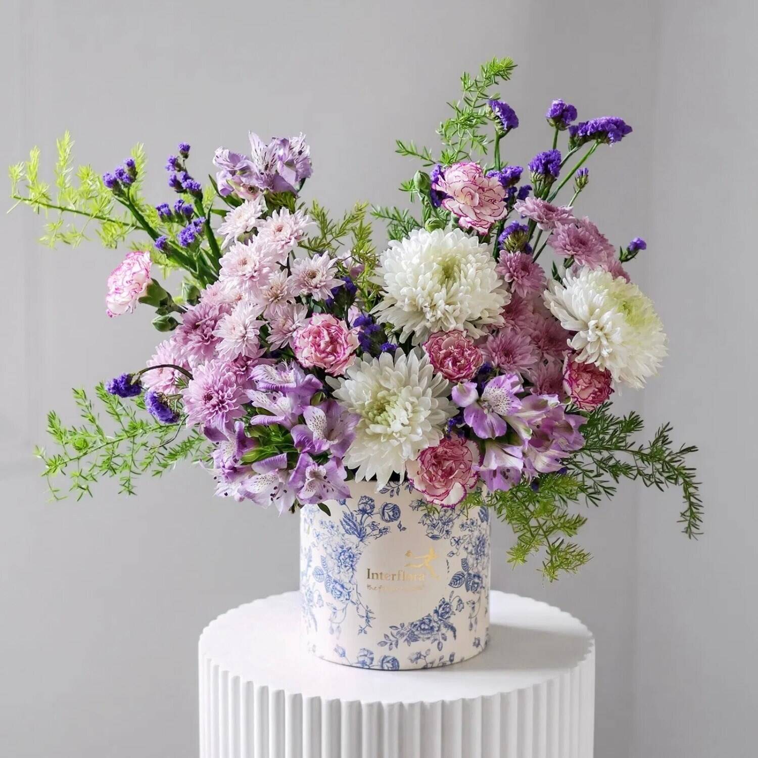 blumenstrauß, pink weiß lila, rosen, dahlien, vase, Blumenarrangement, Blumenstrauß, Chrysanthemen, Lila, Vasen-Dekoration, Blumenstrauß, Rosa-Weiß-Lila, Vielfalt an Blumen, Blumenarrangement in Vase, Florales Arrangement