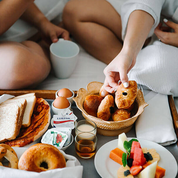 Frühstücksarrangement auf Tablett