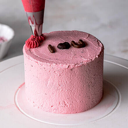 Torte wird mit restlicher Creme verziert