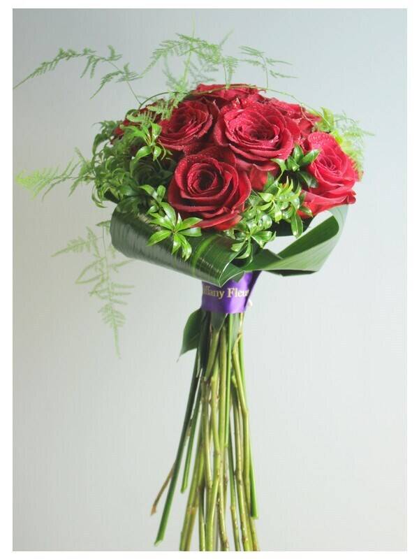 Blume, Blumen-Arrangement, Blumenstrauß, Rose, Florales Design, Blume, Blumen-Arrangement, Blumenstrauß, Rose, Florales Design, Blume, Blumen-Arrangement, Blumenstrauß, Rose, Florales Design, rote rosen, Bouquet, Blumenarrangement, grünes Laub, Stiele