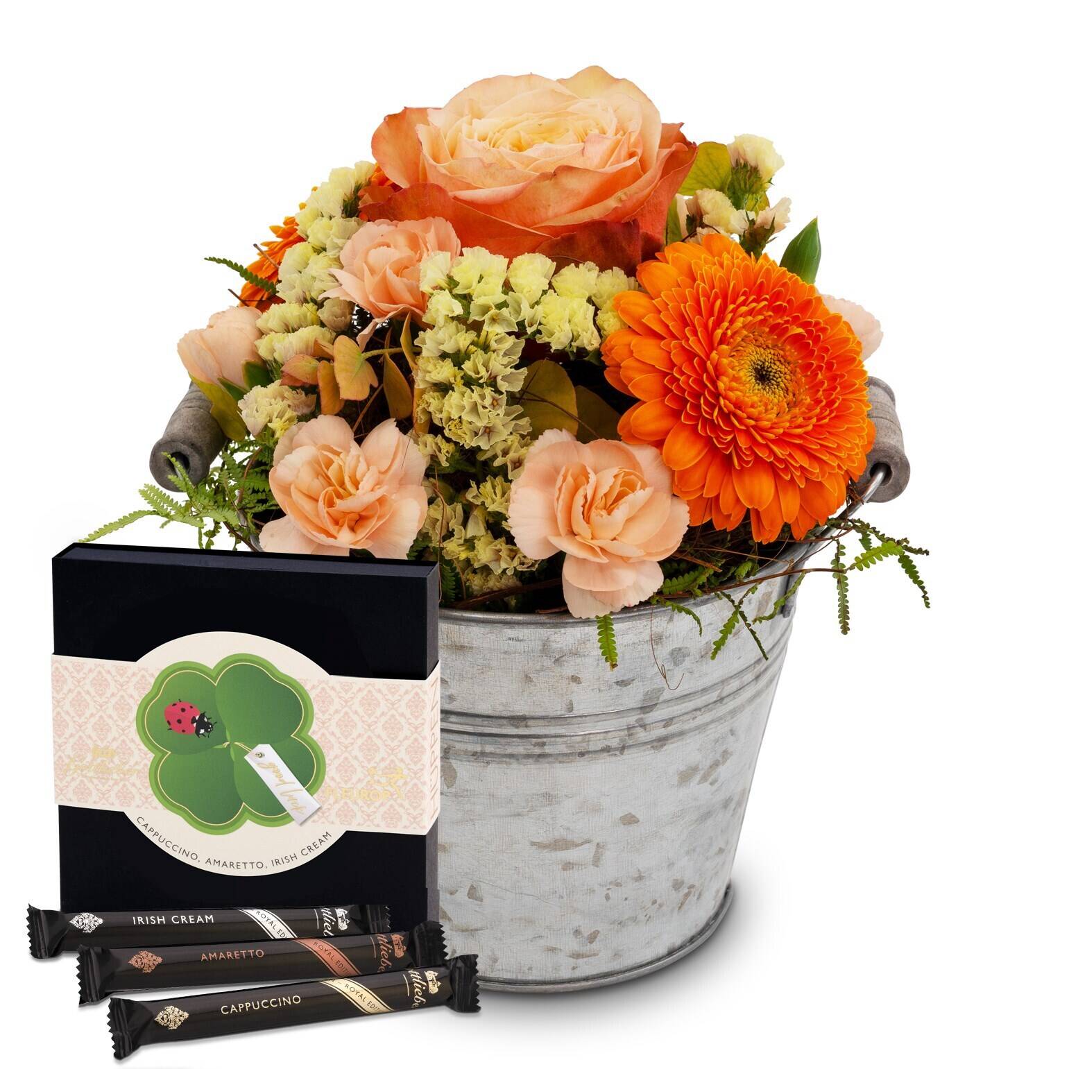 Blumenstrauß, orangefarbene Gerbera, Pfirsichrote Rosen, Grünzeug, Metallkübel, Blumenbouquet, orange Gerbera, Pfirsichrosen, Grünpflanzen, Metallkübel, Blumen Arrangement, orange Gerbera, Pfirsichrosen, Metall Eimer, Schokoladen-Set