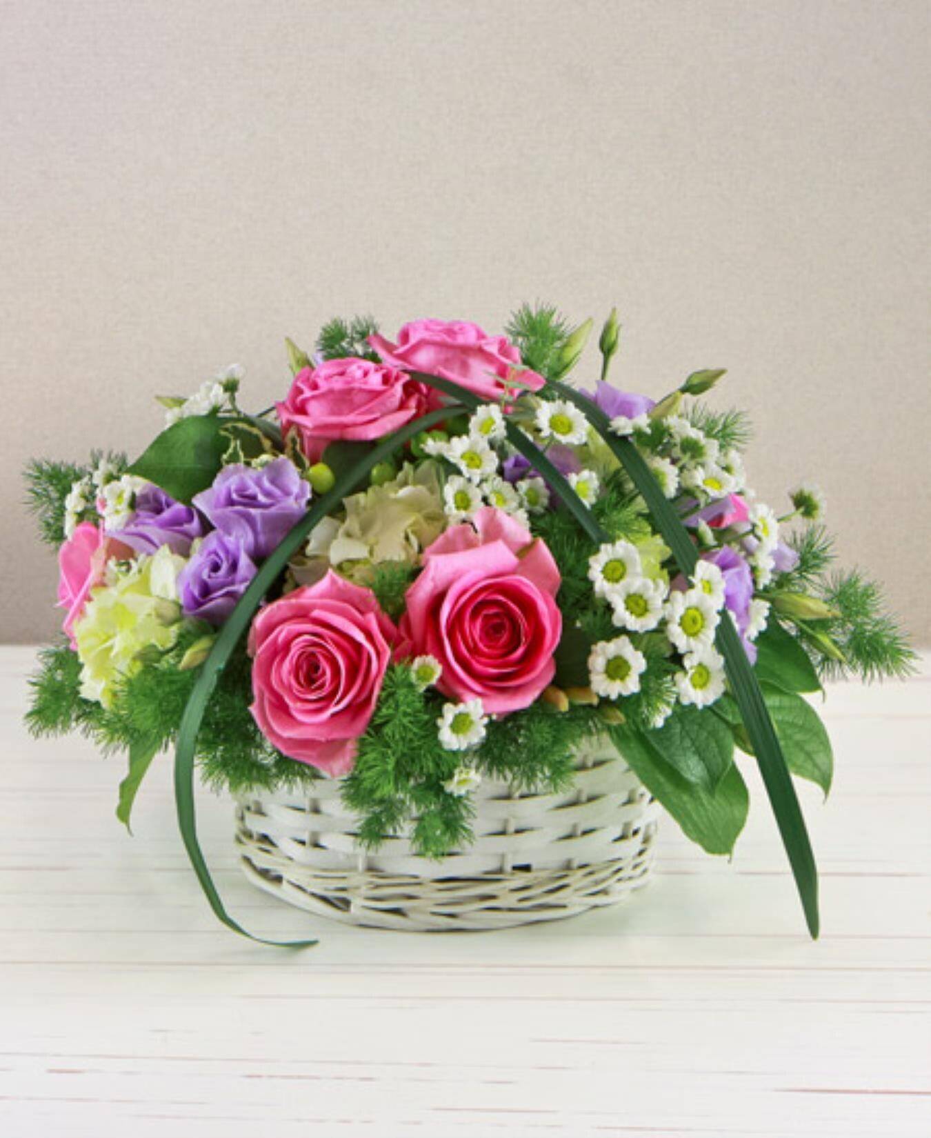 Blumenstrauß, rosa Rosen, Korb, Frühlingsblumen, grünes Laub, Blumenkorb, Rosen, Rote Rosen?, Gänseblümchen, Grünes Blattgrün, Blumenstrauß, rosa Rosen, weiße Gänseblümchen, lila Lisianthus, Korb-Anordnung