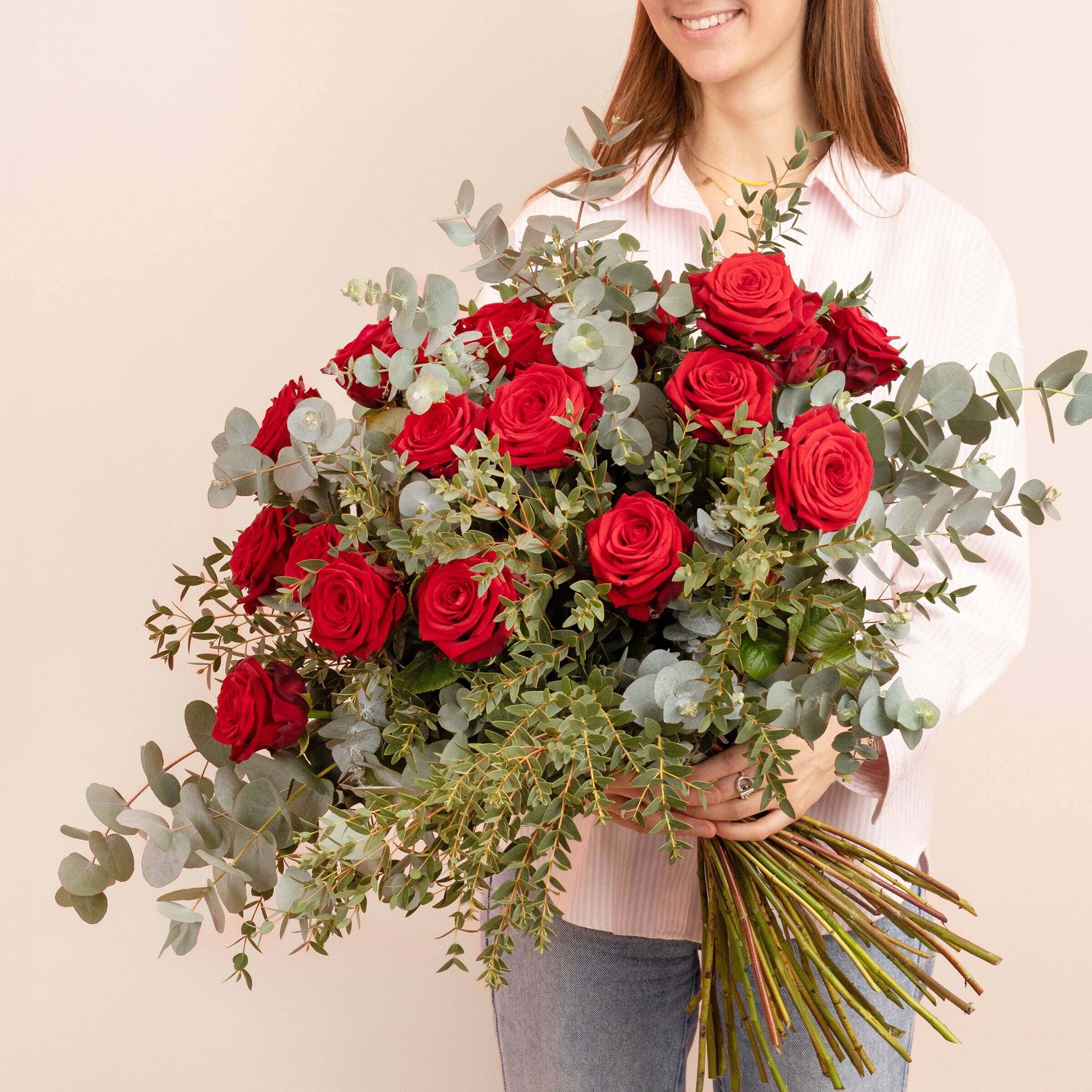Blume, Blumen-Arrangement, Blumenstrauß, Rose, Florales Design, Blume, Blumen-Arrangement, Blumenstrauß, Rose, Florales Design, Blume, Blumen-Arrangement, Blumenstrauß, Rose, Florales Design, rote Rosen, Blumenstrauß, Grünzeug, Stiele, Blumenkonzept