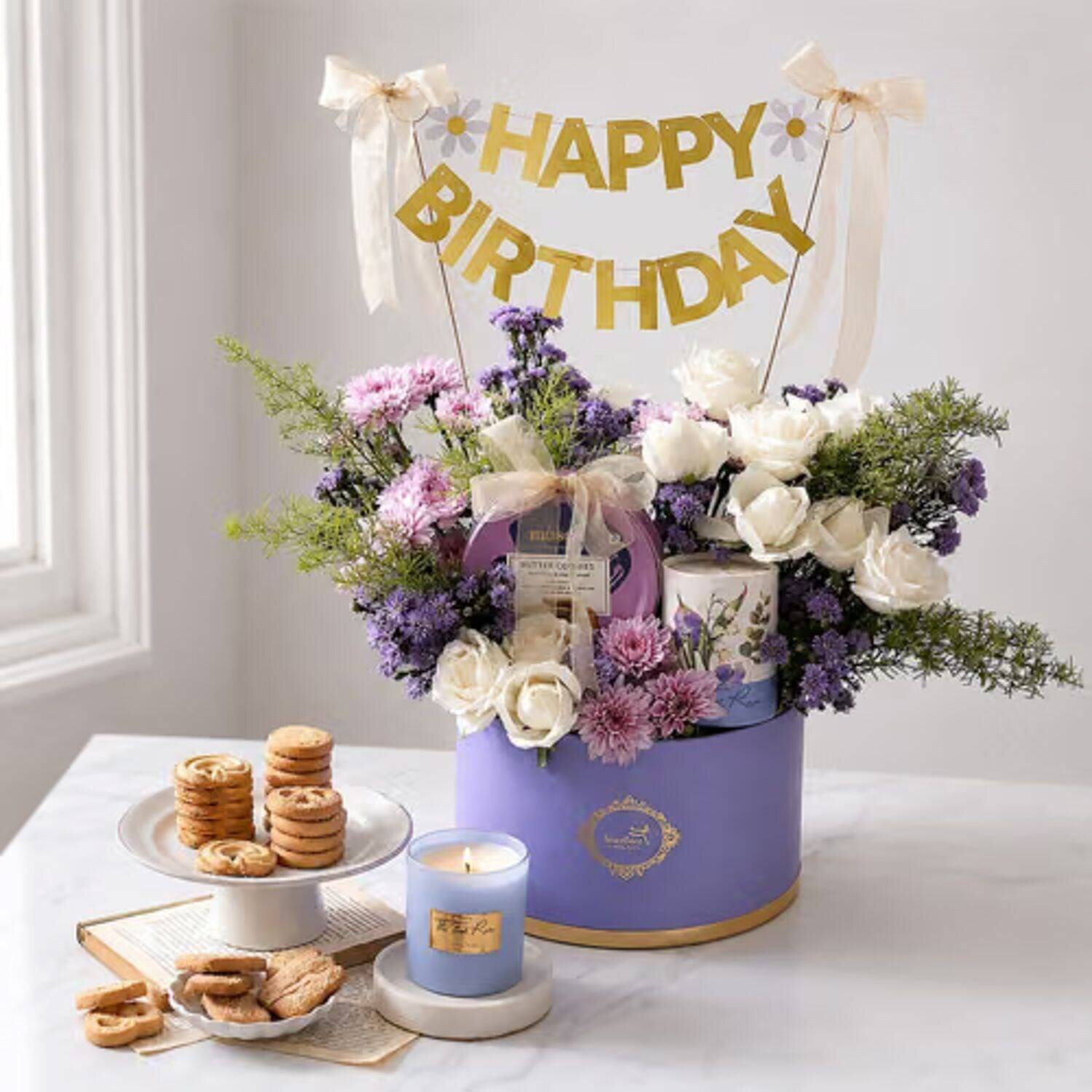 Blumenstrauß, Geburtstags-Arrangement, lila Geschenkbox, Kerze, Kekse, Blumenarrangement, Geburtstagsgeschenk, Lavendelfarbenes Geschenkbox, Blumenstrauß, Kerze, Blumenarrangement, purpleer Geschenkkarton, Geburtstagsbouquet, frische Blumen, Keksplatte