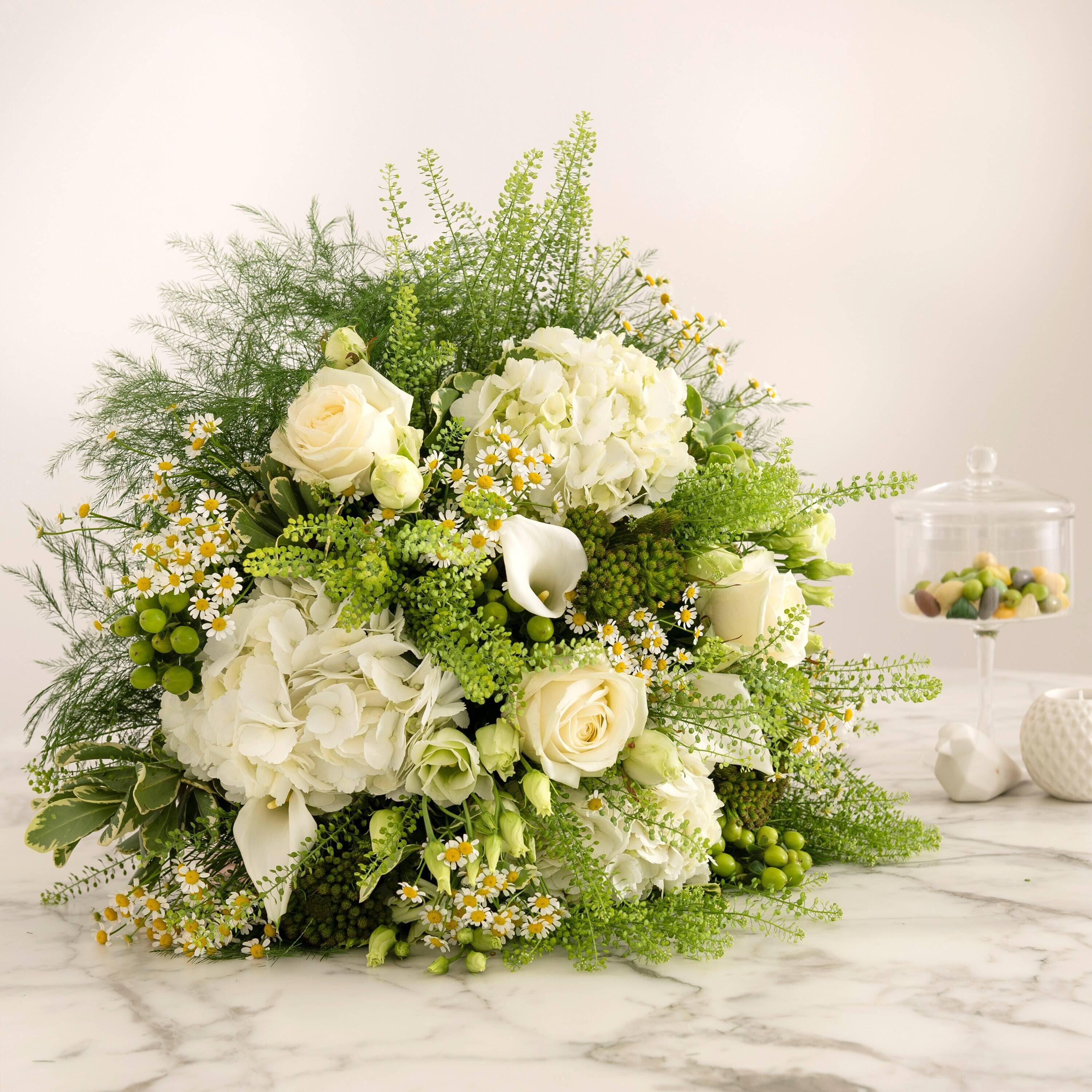 Blume, Blumen-Arrangement, Blumenstrauß, Florales Design, Rose, Blume, Blumen-Arrangement, Blumenstrauß, Florales Design, Rose, Blume, Blumen-Arrangement, Blumenstrauß, Florales Design, Rose, Blumenstrauß, weiße Rosen, Hortensie, Grünzeug, Gänseblümchen