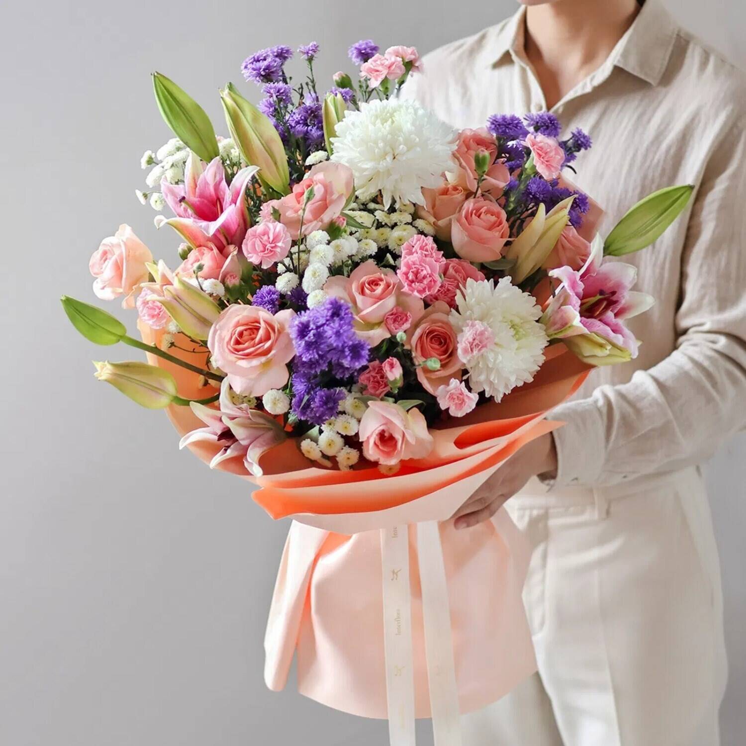Blumenstrauß, Blumenarrangement, rosa Rosen, Lilien, Schleife/Umhüllung, Blumenstrauß, Rosen pink, bunte Blumen, Pfirsichfarbene Verpackung, Halterung Bouquet, blumen, Blumenstrauß, pink, pfirsich, verpackung, Blumen, Bouquet, Rosa, Pfingstrose?, Lilien