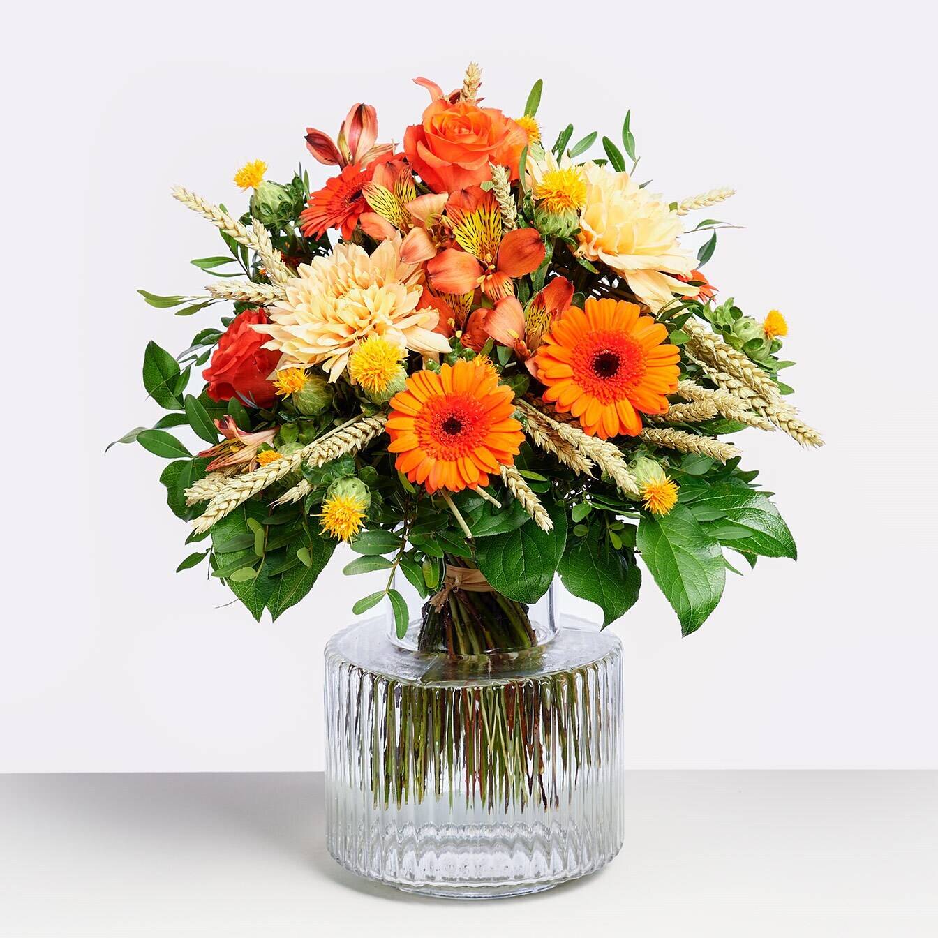 Blume, Blumen-Arrangement, Pflanze, Blumenstrauß, Florales Design, Blume, Blumen-Arrangement, Pflanze, Blumenstrauß, Florales Design, Blumenstrauß, orangefarbene Blumen, Glasvasen, grüne Blätter, Weizenstiele