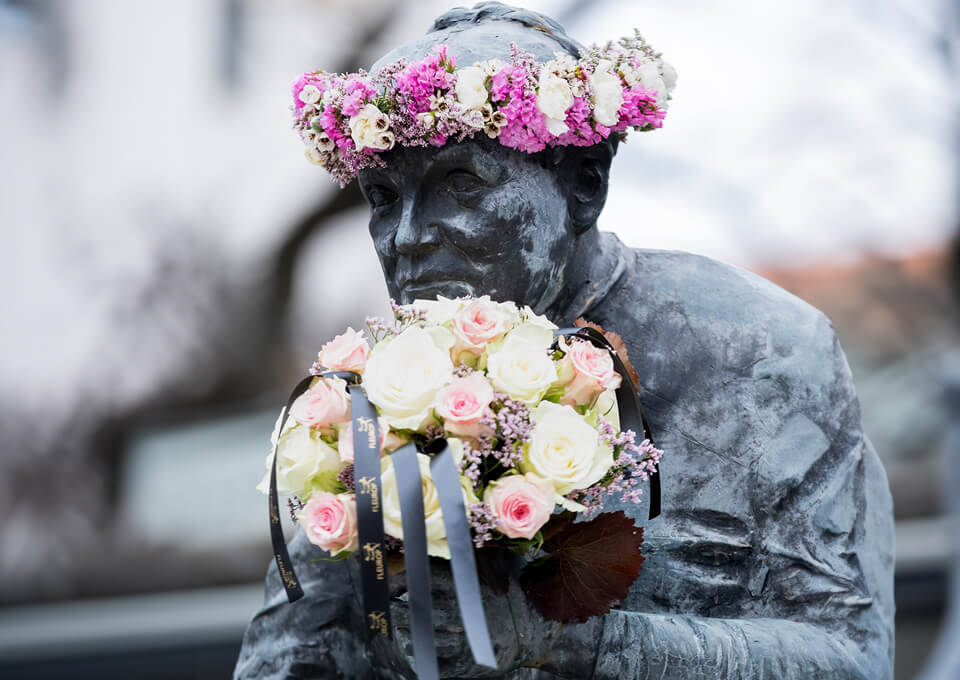 Elise Aulinger Denkmal München mit Blumen geschmückt