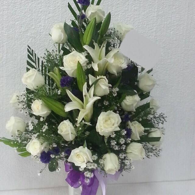 Blume, Blumen-Arrangement, Blumenstrauß, Florales Design, Rose, Blume, Blumen-Arrangement, Blumenstrauß, Florales Design, Rose, Blume, Blumen-Arrangement, Blumenstrauß, Florales Design, Rose, blumen, weiße rosen, lilie, blumenstrauß, grünes blattwerk