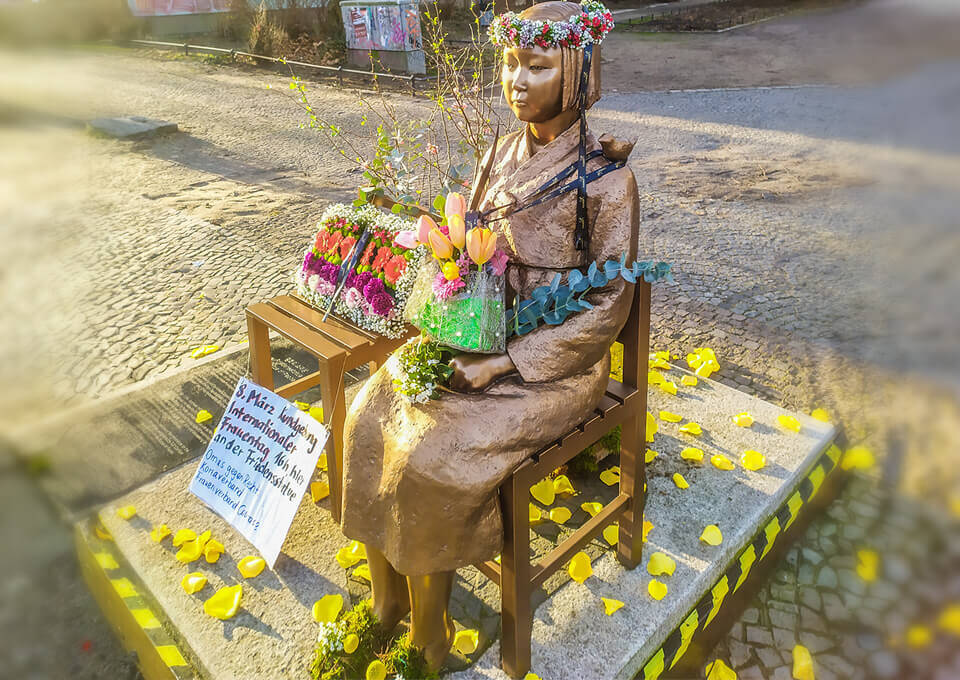 Friedensstatue Berlin mit Blumen geschmückt