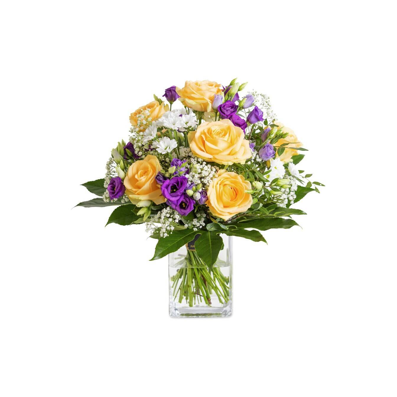 Blumenstrauß, gelbe Rosen, lila Lisianthus, Babyblumen, grüne Blätter, blumenstrauß, gelbe rosen, lila lisianthus, weiße fillerblumen, glasvase, Blumenstrauß, gelbe Rosen, lila Blumen, Baby-Breath, Glassvase